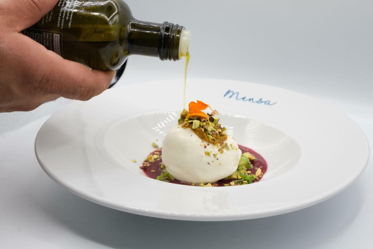 Malibu Foz Hotel - La Maison Younan Фигейра-да-Фош Экстерьер фото Olive oil being drizzled over a salad