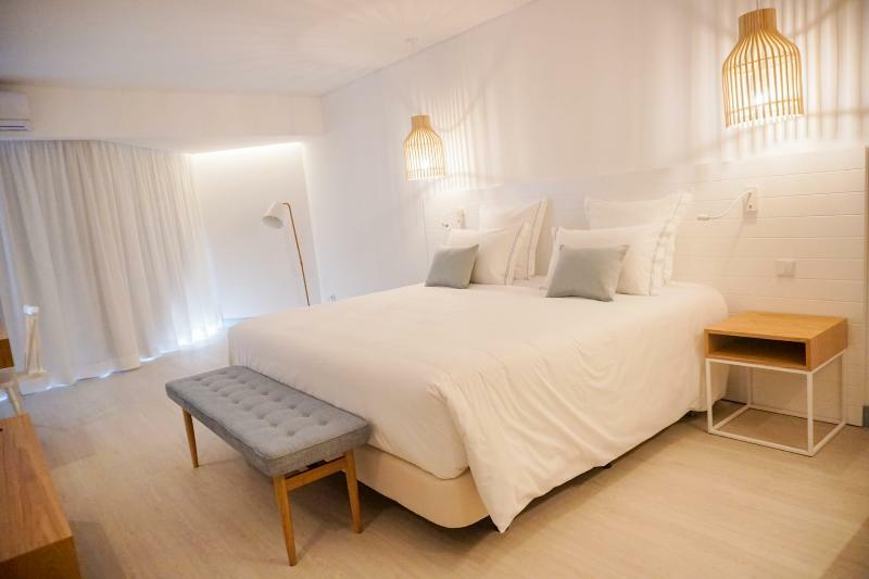 Malibu Foz Hotel - La Maison Younan Фигейра-да-Фош Экстерьер фото A bedroom at the hotel