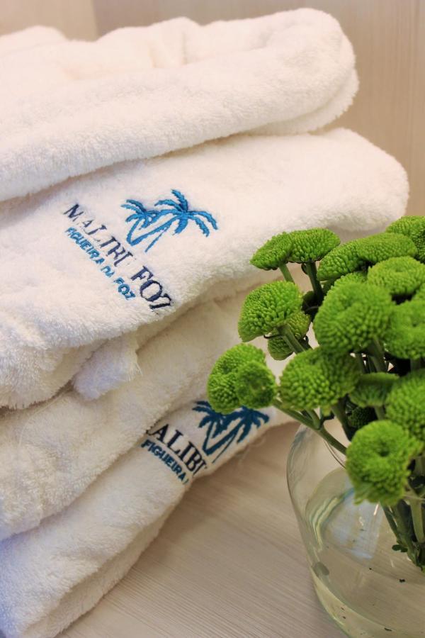Malibu Foz Hotel - La Maison Younan Фигейра-да-Фош Экстерьер фото Towels with embroidery