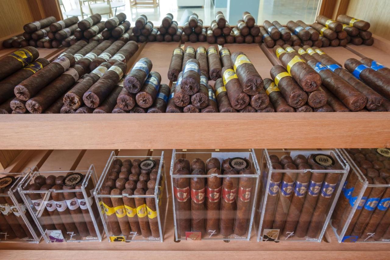 Malibu Foz Hotel - La Maison Younan Фигейра-да-Фош Экстерьер фото Cigars in a shop